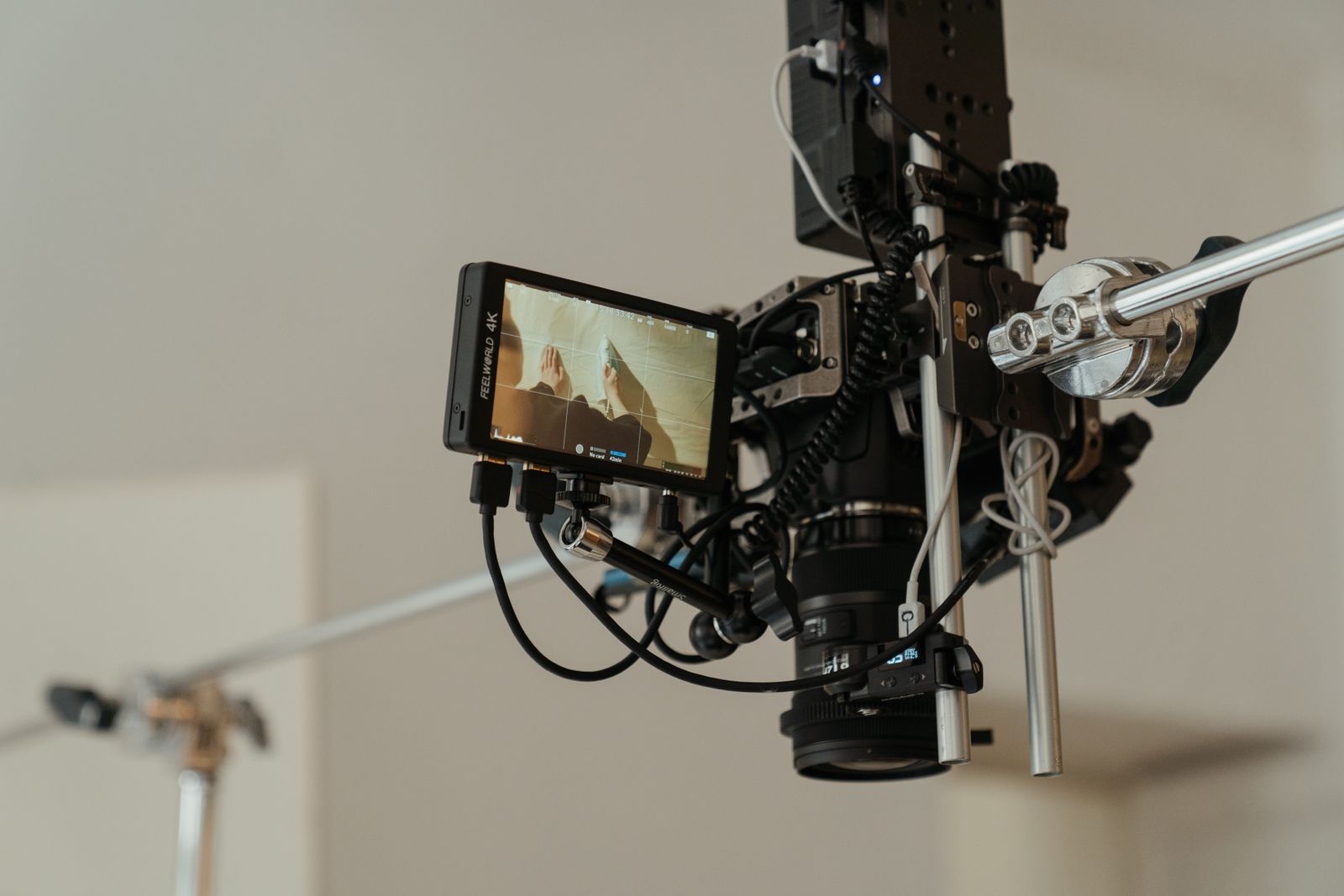 Câmera de cinema com monitor montada em um set de gravação