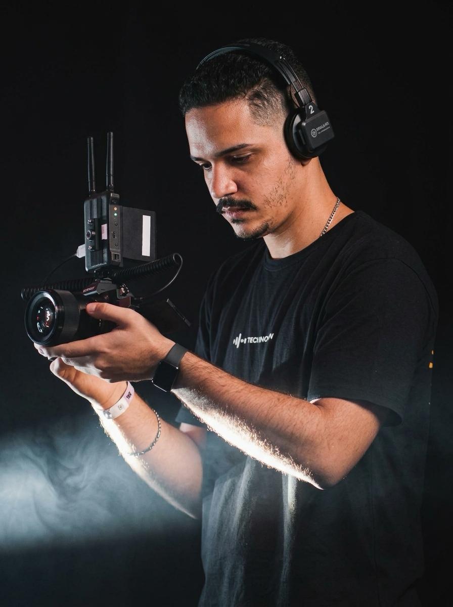 João Ferrari operando uma câmera nos bastidores de uma gravação