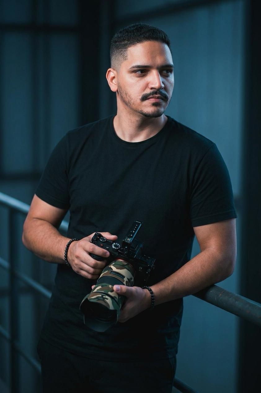João Ferrari, fundador da Ferrari Films, segurando sua câmera